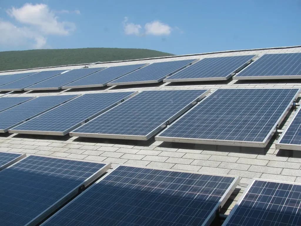 Panneaux photovoltaïques installés sur une toiture