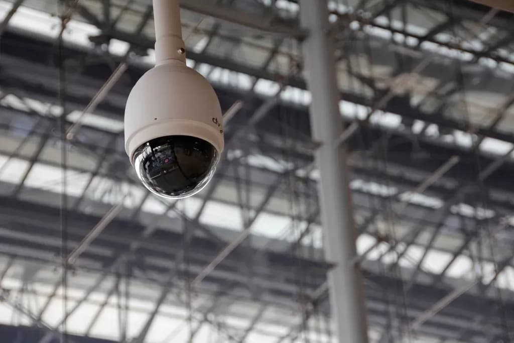 Caméra dôme de vidéosurveillance sous une charpente métallique