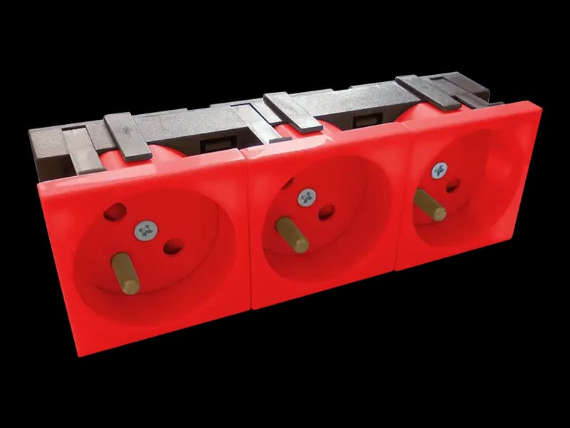 TRIPLE 45X45 GROUNDED SOCKET RED