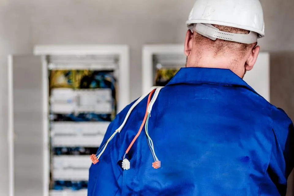 Électricien devant une armoire électrique