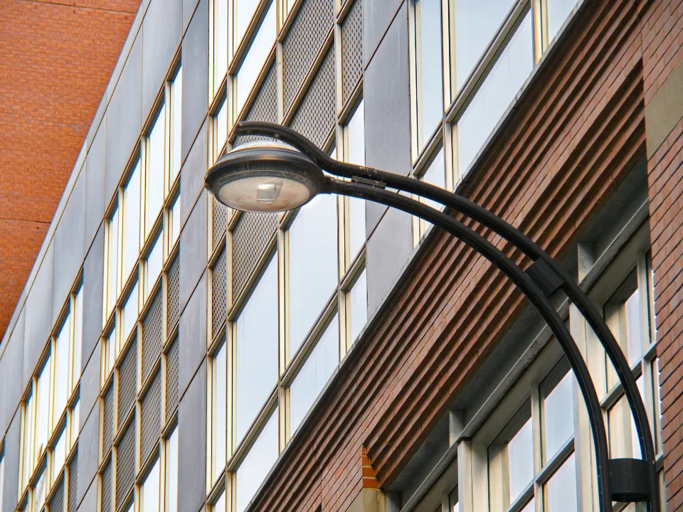 Candélabre d’éclairage public devant une façade