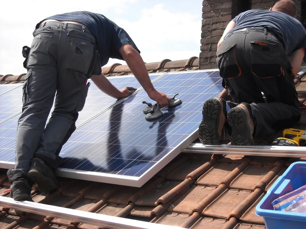 Pose de panneaux photovoltaïques sur une toiture